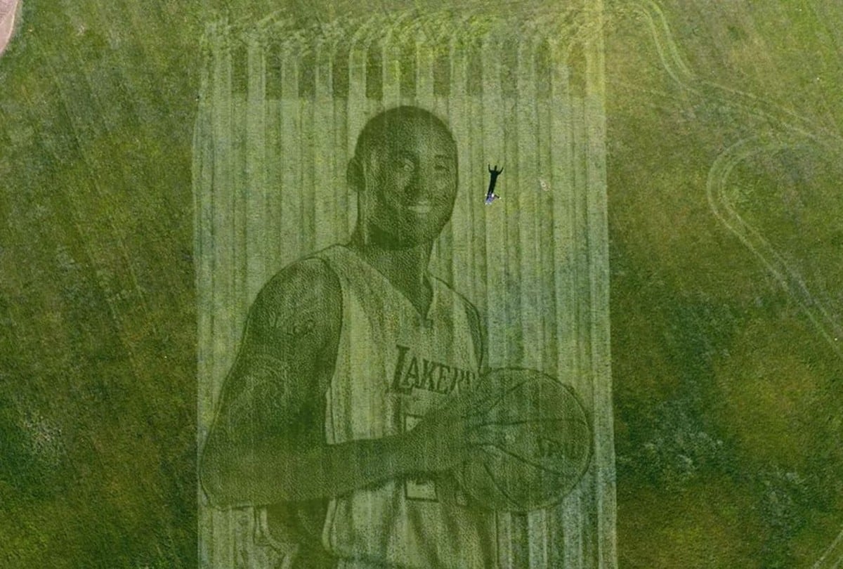 Una empresa de impresión de césped le rindió un espectacular homenaje a Kobe Bryant grabando su imagen en un campo de softbol | Captura de video YouTube