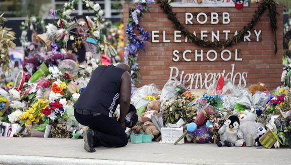 Reggie Daniels presenta sus respetos en un memorial en la escuela primaria Robb el 9 de junio de 2022 en Uvalde, Texas. (Foto AP/Eric Gay, Archivo).