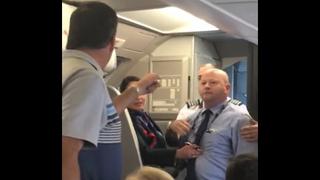 Empleado de American Airlines enfrentó a pasajero [VIDEO]
