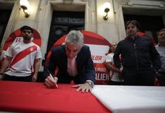 Juan Carlos Oblitas en firma de la bandera peruana: “Sin la ayuda de los hinchas, esto no sería posible” 
