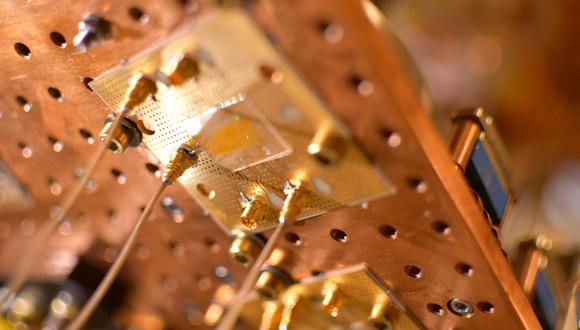 Este chip puede controlar y modular las ondas acústicas. | (Foto: Harvard SEAS)