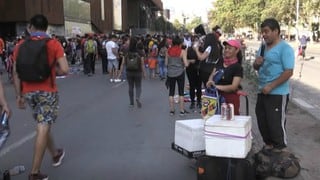 El comercio callejero florece entre las protestas en Chile