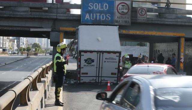 El conductor del camión frigorífico intentó pasar por la vía pese a que en el letrero se señala que es solo para el paso de autos. (Foto: Hugo Pérez / El Comercio)