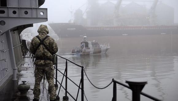 Soldado ucraniano monta guardia en un barco militar llamado "Dondass" amarrado en Mariupol, puerto de Mar de Azov. (Foto: AFP)