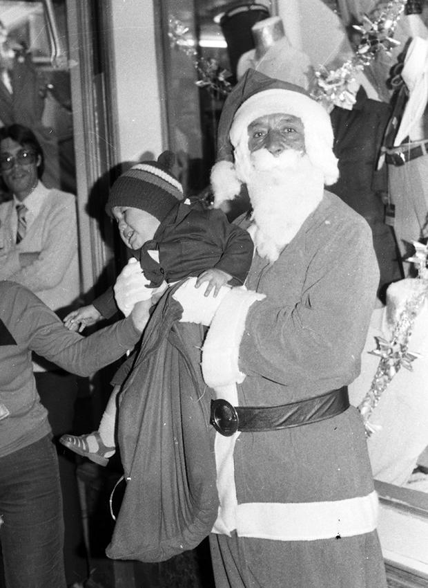 In November 1981, a commercial house hired this Santa Claus for its Christmas campaign in the Center of Lima.  Not all the children wanted to take a picture with him.  Photo: José Michilot / GEC Historical Archive