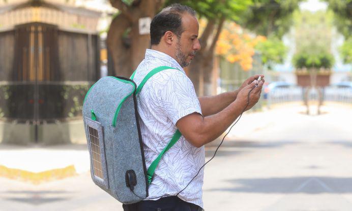 De acuerdo con los creadores, PetChila incluye un panel solar, que a través de una batería interna puede encender hasta 3 focos LED durante 8 horas. (Foto: Ministerio de Producción)