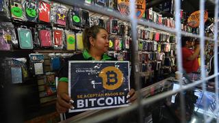 Salvadoreños pasan del bitcoin a los dólares para eludir la caída de la criptomoneda