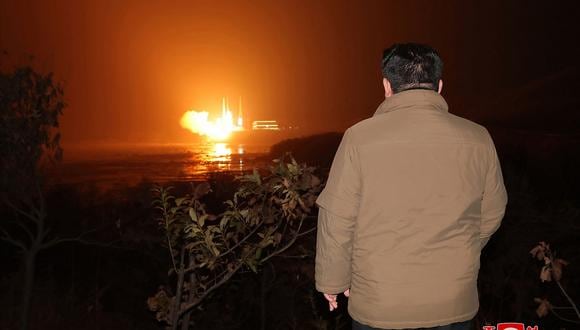 El líder de Corea del Norte, Kim Jong-un, inspecciona el lanzamiento de un cohete que transporta el satélite de reconocimiento 'Malligyong-1' desde Sohae, en la provincia de Phyongan del Norte. (Foto de KCNA VIA KNS / AFP)