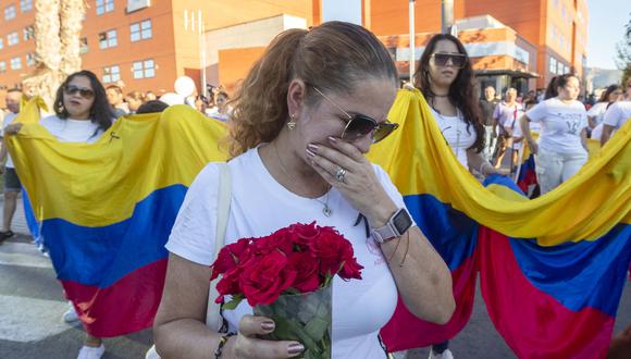 Amigos de los fallecidos en las discotecas La Fonda Milagros y Teatre, en Murcia, se han concentrado este lunes a las puertas de estos locales en apoyo a las familias de las víctimas. (EFE/Marcial Guillén).