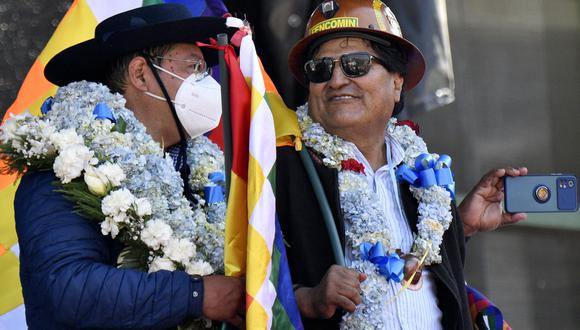 El presidente boliviano Luis Arce (izq.) y el expresidente Evo Morales participan en un mitin de apoyo al gobierno en la plaza San Francisco de La Paz, el 25 de agosto de 2022. (Foto de AIZAR RALDES / AFP)
