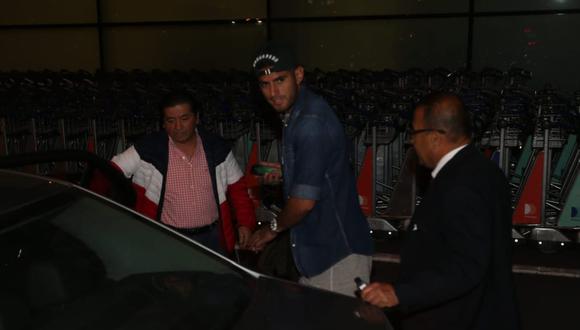 Carlos Zambrano llegó a Lima para unirse a la selección peruana. (Foto: Violeta Ayasta - GEC)