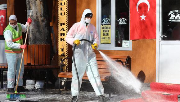 Muchos lugares públicos en la capital de Turquía, Ankara, están siendo desinfectados contra la propagación del mortal coronavirus. (Foto: AFP).