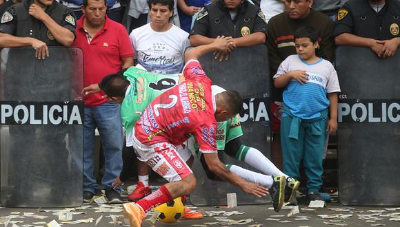 Las jugadas fuertes son una característica del Mundialito El Porvenir (Foto: Andina)