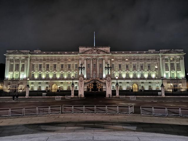 Toma hecha con el modo nocturno del Mate 20 Pro de Huawei, de la entrada posterior del Palacio de Buckingham. (Foto: Bruno Ortiz B.)