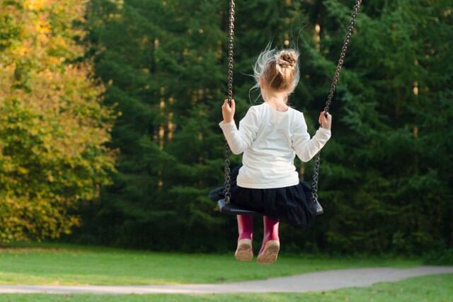 La pequeña logró divertirse en el columpio con el accionar de la mujer. (Pexels)