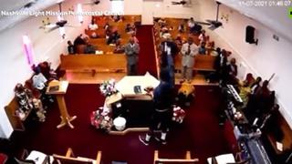 EE.UU.: pastor derriba a sujeto con arma evitando una tragedia en iglesia de Nashville