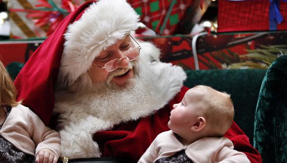 Un Papá Noel se toma fotos con los niños en un centro comercial en el sur de Portland, Maine, Estados Unidos. (Foto AP / Robert F. Bukaty).