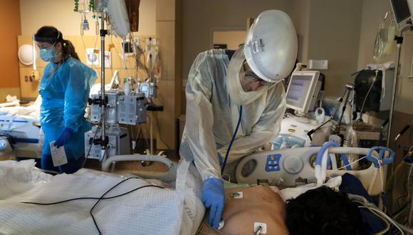 En esta foto del 19 de noviembre de 2020, el Dr. Rafik Abdou revisa a un paciente de coronavirus en el Centro Médico Providence Holy Cross en la sección Mission Hills de Los Ángeles. . (Foto AP / Jae C. Hong).