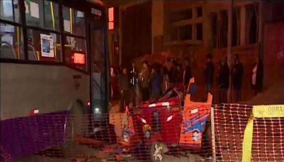 Las víctimas viajaban en un mototaxi que fue impactado por el bus del corredor morado. (Captura América TV)