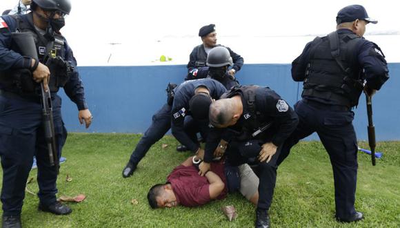 Uniformados arrestan a un manifestante que caminaba hasta la residencia del presidente Laurentino Cortizo para seguir protestando y exigir alzas en los salarios y el presupuesto educativo, en Ciudad de Panamá (Panamá).