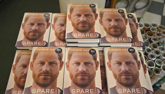 Copias de "Spare" del príncipe Harry de Gran Bretaña, duque de Sussex, se exhiben en una librería Barnes & Noble en la ciudad de Nueva York