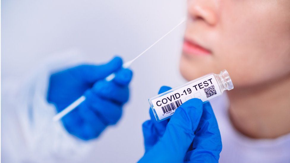 The tests that detect covid analyze saliva and throat cells looking for evidence of the presence of the coronavirus.  (GETTY IMAGES).