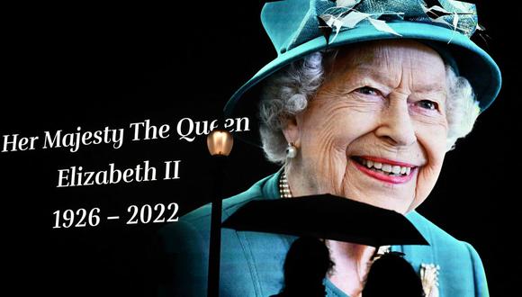 El público se detiene bajo la lluvia cerca de una imagen enorme de la reina Isabel II de Gran Bretaña exhibida en el centro de Londres el 8 de septiembre de 2022. (Ben Stansall / AFP).