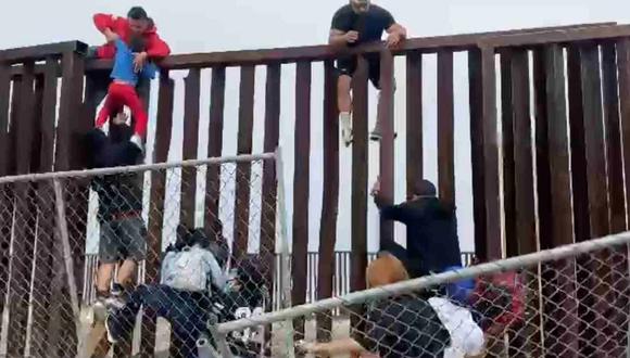 Migrantes cruzan la frontera hacia Estados Unidos desde Tijuana mientras se realizan obras en el muro que separa a ambos países. (Foto de N+)