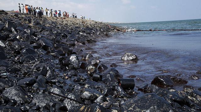 India: Miles limpian toneladas de petróleo de sus costas - 4