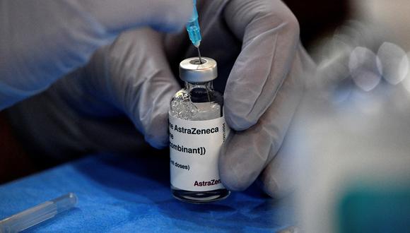 A paramedic prepares a dose of AstraZeneca vaccine for patients at a walk-in COVID-19 clinic inside a Buddhist temple in the Smithfield suburb of Sydney on August 4, 2021. (Photo by Saeed KHAN / AFP)