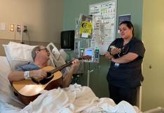 Paciente de cáncer y su enfermera cantan a dúo en habitación de hospital y emocionan a miles en redes