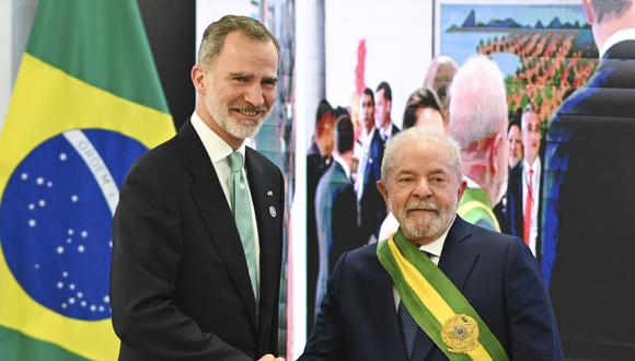 El nuevo presidente de Brasil, Luiz Inácio Lula da Silva, saluda al rey de España, Felipe VI (izq.), tras su ceremonia de investidura hoy, en el palacio del Gobierno de Brasilia.
