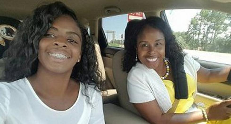 Kamiyah Mobley junto a la mujer que la secuestró, a quien consideró madre por 18 años. (Foto: Facebook)