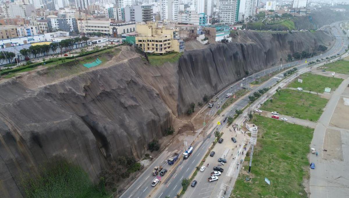 Vista aérea del daño causado en acantilado de la Costa Verde, tras delizamiento. (Foto: El Comercio)