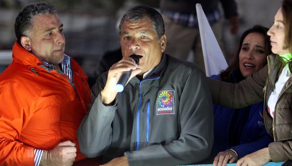 Rafael Correa denuncia que una turba lo rodea en una radio. (Reuters).