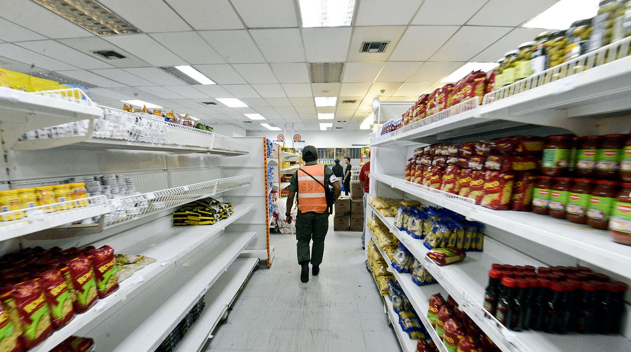 Maduro ocupó supermercados acusados de acaparar alimentos - 7