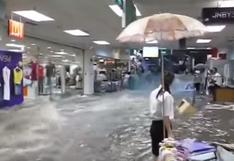 YouTube: terrible inundación en centro comercial chino causa caos
