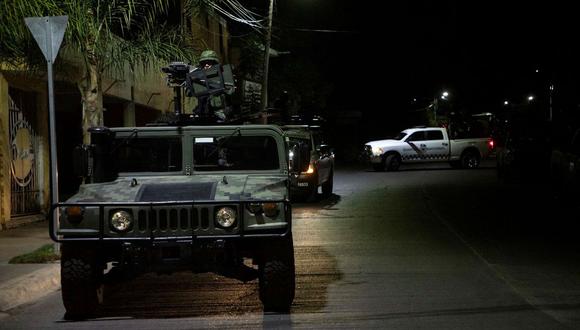 Elementos de la Guardia Nacional y soldados del Ejército de México patrullan los alrededores de un palenque donde se realizan peleas de gallos clandestinas en el municipio de Zinapecuaro, estado de Michoacán, el 28 de marzo del 2022. (ENRIQUE CASTRO / AFP).