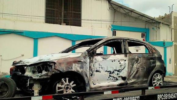 Piura: delincuentes incendiaron auto con una persona adentro