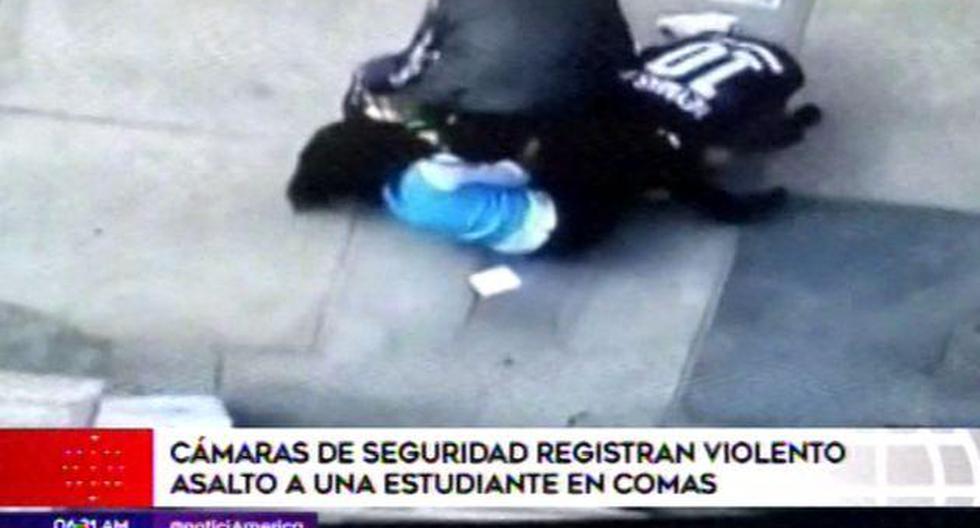 Los delincuentes le arrebataron sus cosas. (Foto: Captura/América Noticias)