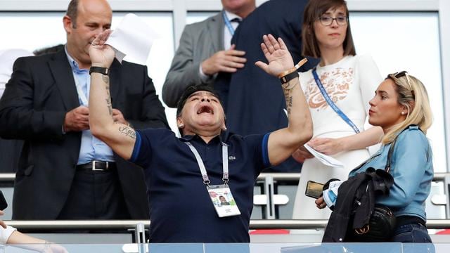 Como se recuerda, por la actitud y gestos al rival del día martes, Maradona fue cesado como embajador de la FIFA. (Foto: AFP)