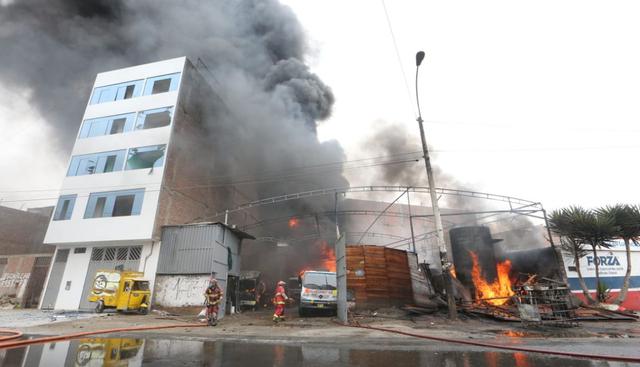 El incendio dejó al menos un muerto y dos heridos con quemaduras graves, informaron las autoridades. (Foto: Manuel Melgar)