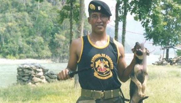 Facebook: repudio contra foto de militar que maltrata a perro