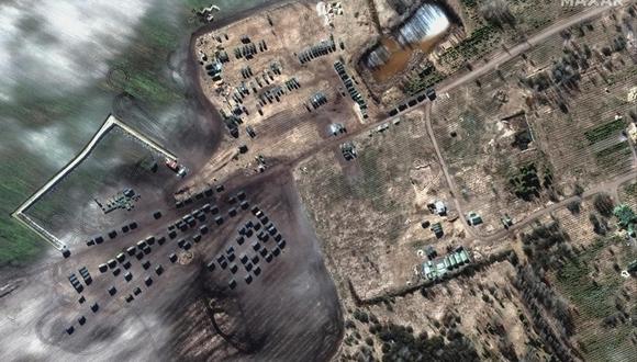 Imágenes satelitales captadas el 28 de febrero muestran un convoy militar en Khilchikha, ciudad bielorrusa cercana a la frontera con Ucrania. (Foto: Maxar Technologies vía Reuters)