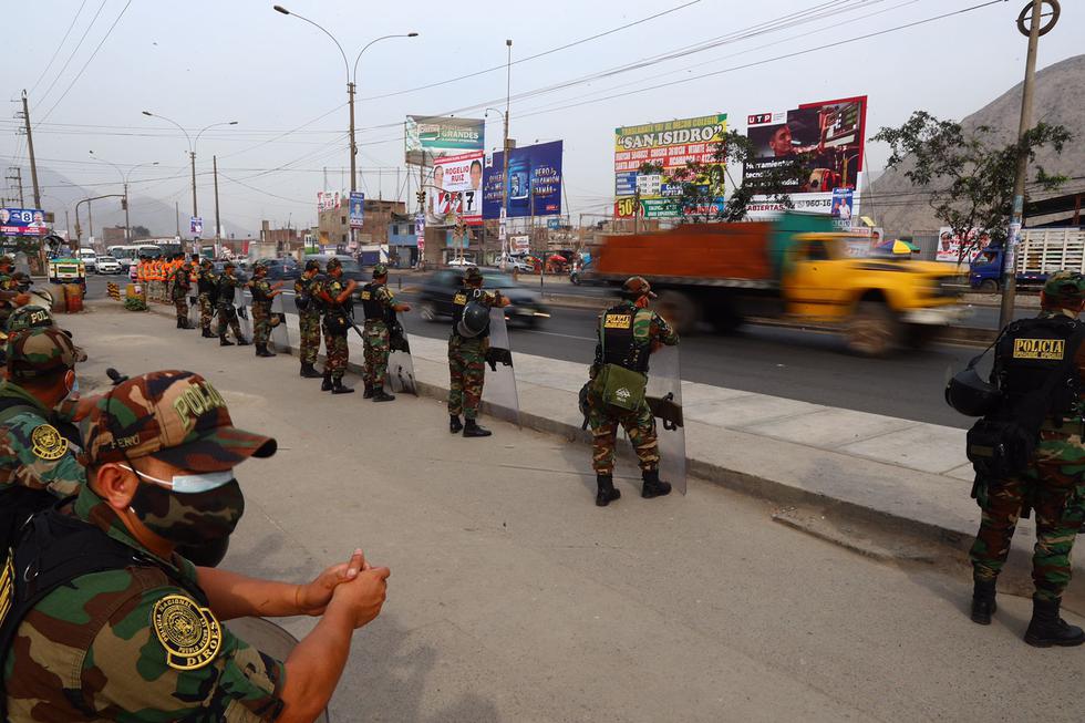 La Policía Nacional, con el apoyo de miembros del Ejército del Perú, resguardan el tránsito en tramos de la Carretera Central que a esta hora registra un tránsito fluido. Esta importante vía se encontraba bloqueada en varios tramos por los transportistas de carga que acatan un paro indefinido desde el pasado 15 de marzo. (Foto: Hugo Curotto / @photo.gec)