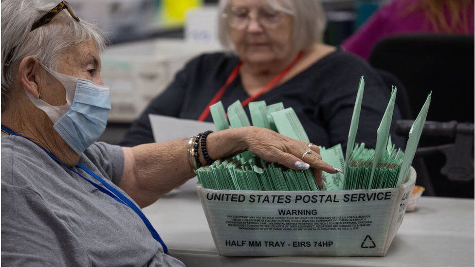 More than 40 million voters have decided to vote by mail, and in many states the law does not allow them to start counting these votes until after the schools are closed.  / GETTY IMAGES
