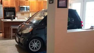 Hombre de Florida estaciona su auto en la cocina por temor al huracán Dorian | FOTOS