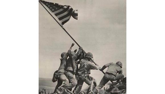 Seis soldados estadounidenses izan una bandera sobre la isla de Iwo Jima, en la costa japonesa del Pacífico, el 19 de febrero de 1945. (Foto de JOSEPH ROSENTHAL / THE NATIONAL ARCHIVES / AFP)