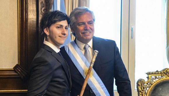 El presidente de Argentina, Alberto Fernández (derecha), posando con su hijo Estanislao Fernández en el palacio presidencial Casa Rosada, luego de su ceremonia de inauguración en el Congreso en Buenos Aires el 10 de diciembre de 2019. (Foto: HO / Argentino/ Presidencia / AFP)