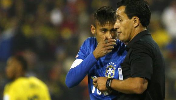 Neymar "agarró de los brazos al árbitro y le dijo hijo de p..."